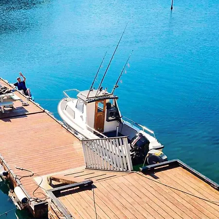 4 Person In Urangsvag-by Traum * Ervik (Urangsvag)