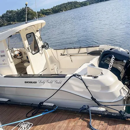 4 Person In Urangsvag-by Traum