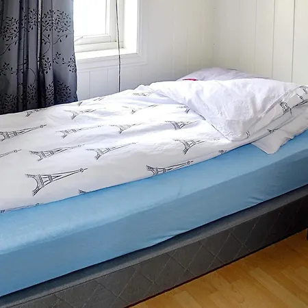 4 Person In Urangsvag-by Traum