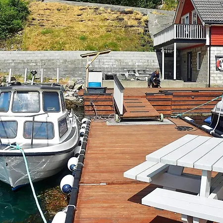 4 Person In Urangsvag-by Traum *