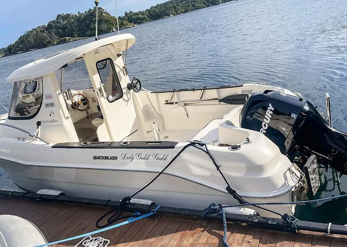 4 Person In Urangsvag-by Traum