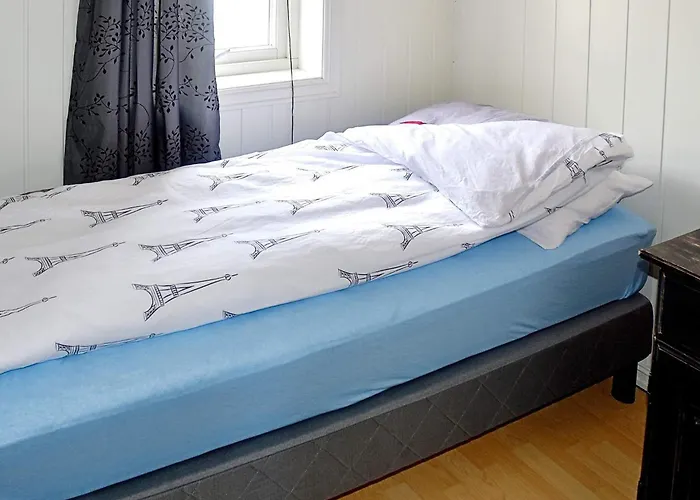 4 Person In Urangsvag-by Traum